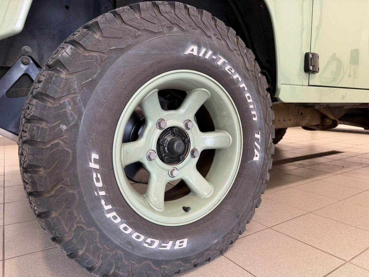 Land Rover Defender 90